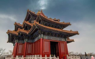 床头朝西三年，我差点把家拆了！风水师一句话让我后背发凉